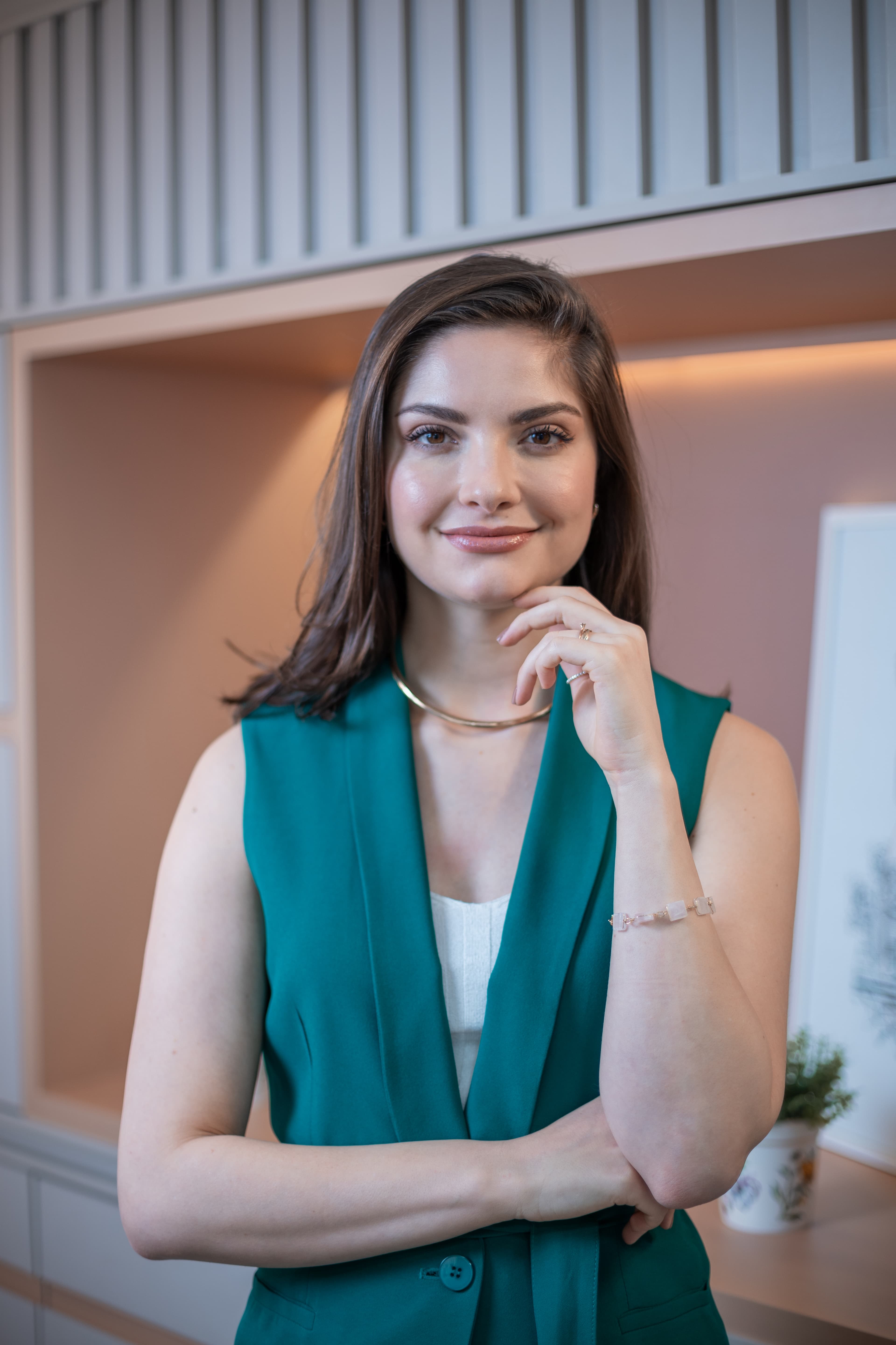 Dra. Ana Clara Cruz em seu consultório