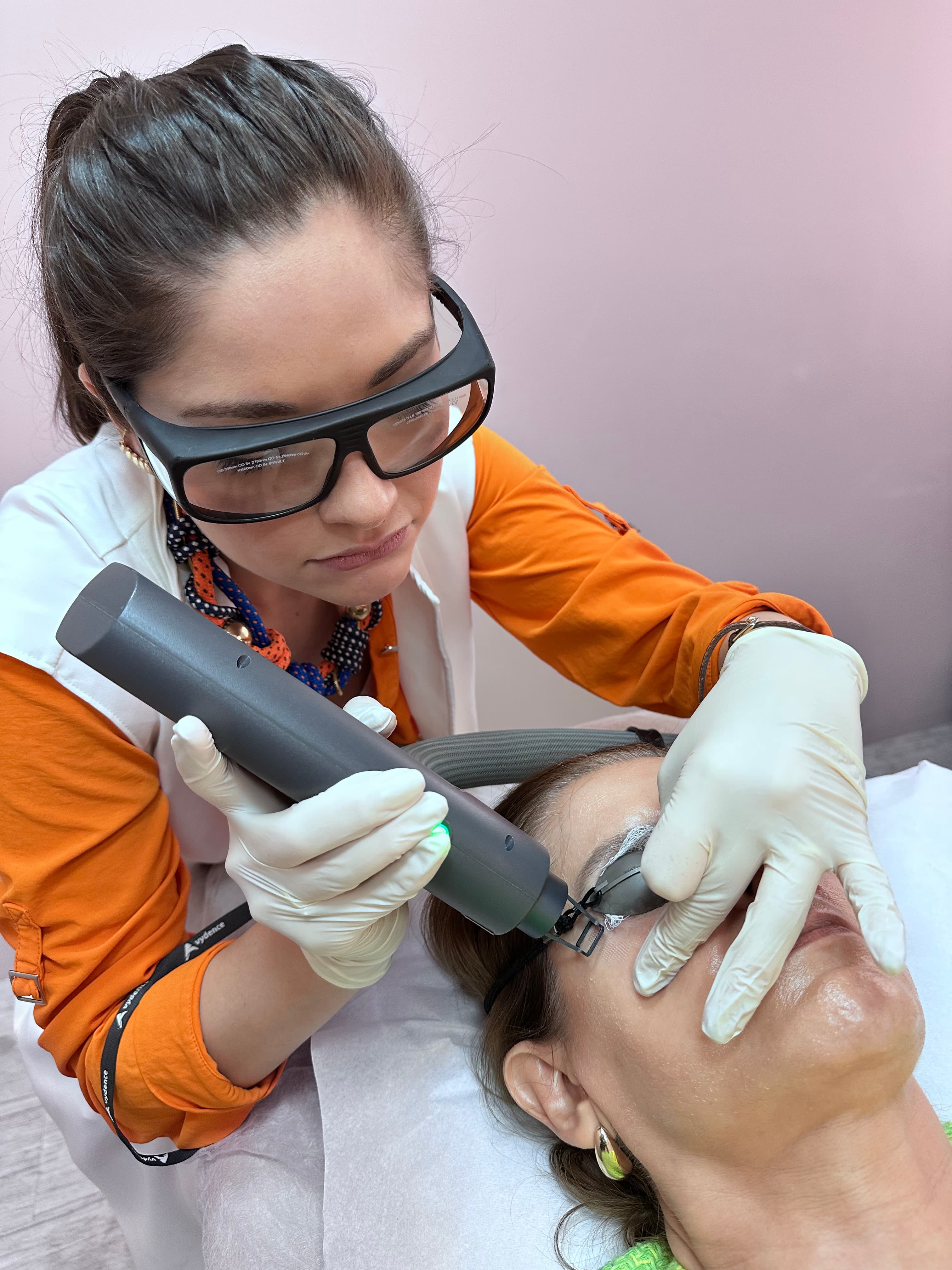 Paciente recebendo tratamento dermatológico