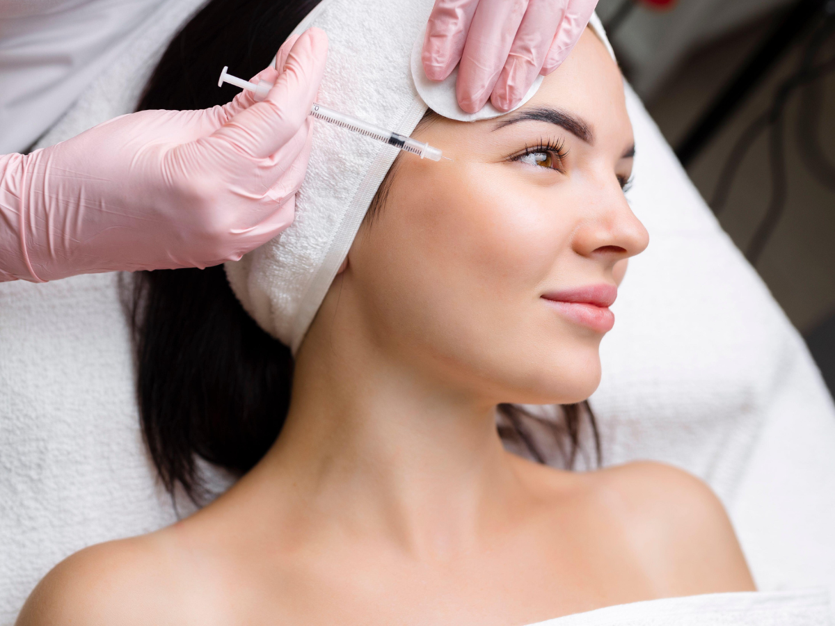 Aplicação de bioestimuladores de colágeno para tratamento de flacidez com dermatologista especializada